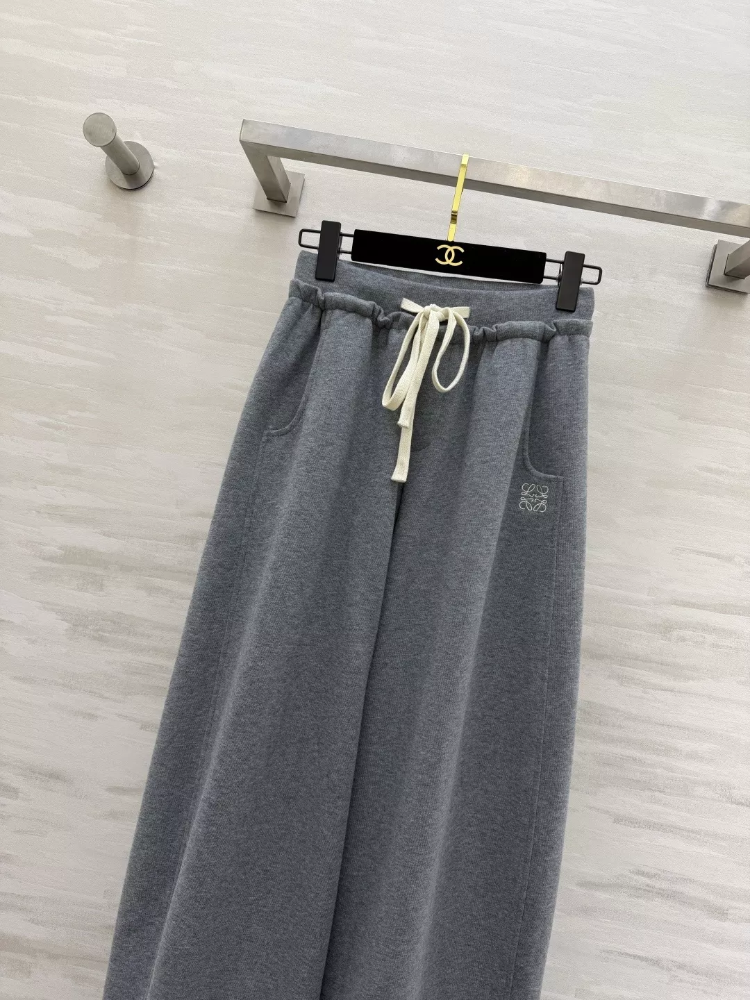 로에베 로고 자수 밴딩 조거 팬츠 상세 이미지 34