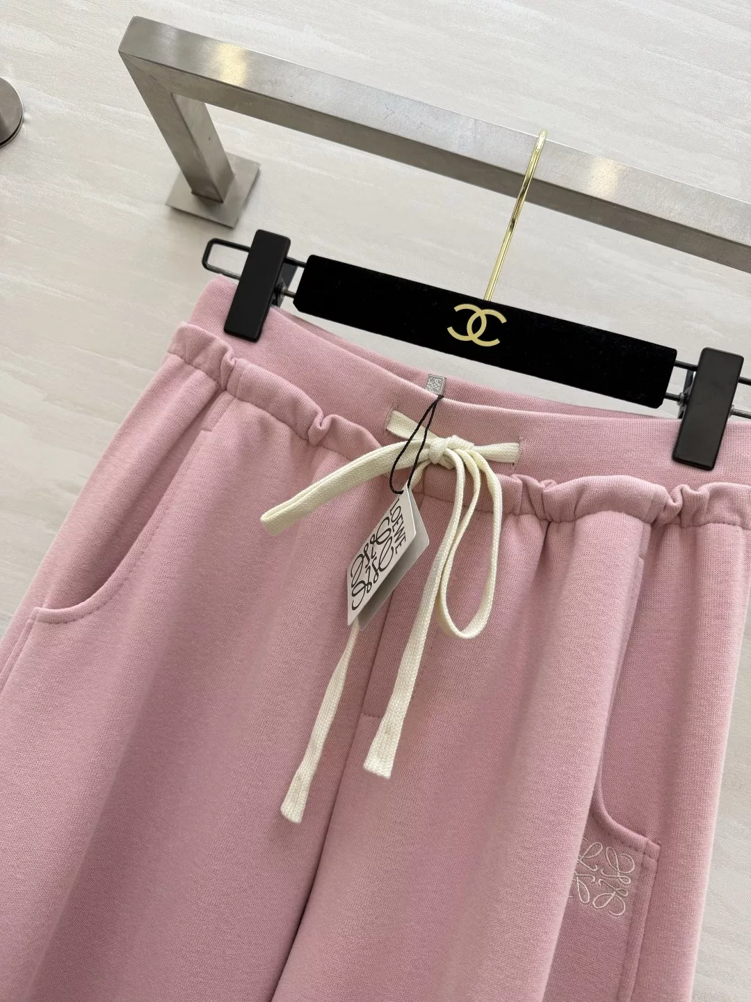 로에베 로고 자수 밴딩 조거 팬츠 상세 이미지 18