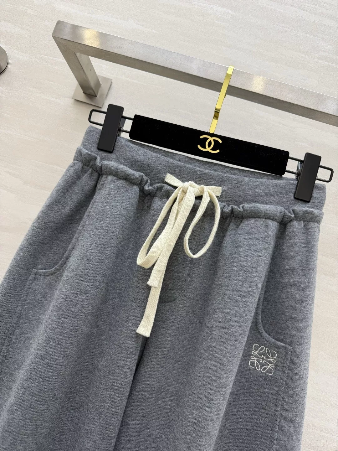 로에베 로고 자수 밴딩 조거 팬츠 상세 이미지 32