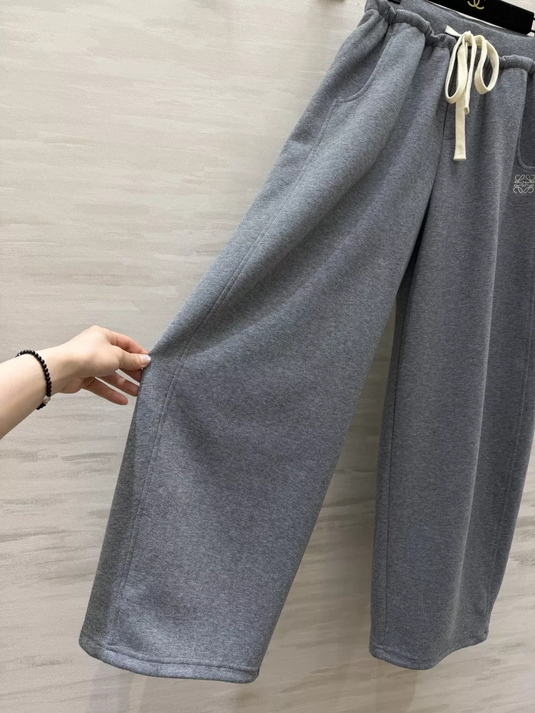 로에베 로고 자수 밴딩 조거 팬츠 상세 이미지 37