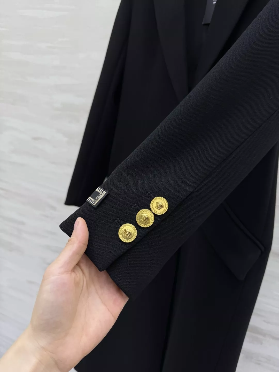 베르사체 블랙 테일러드 롱 코트 상세 이미지 6