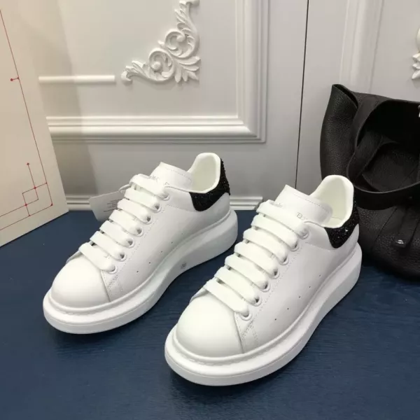 알렉산더맥퀸 화이트 레더 캐주얼 스니커즈