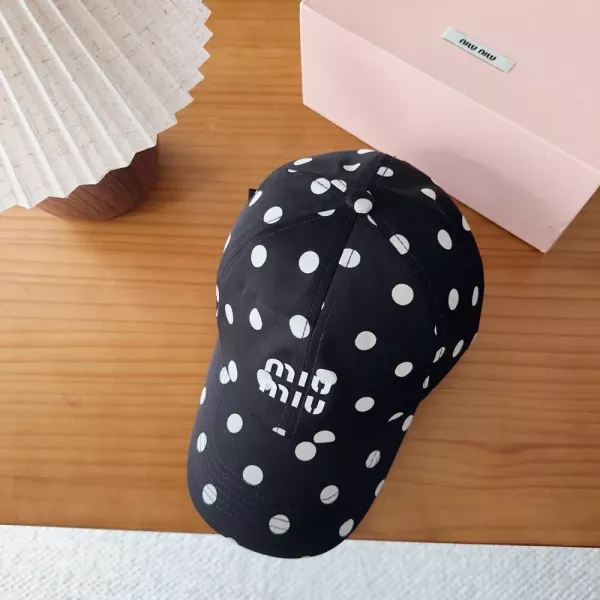 미우미우 도트 패턴 로고 캡