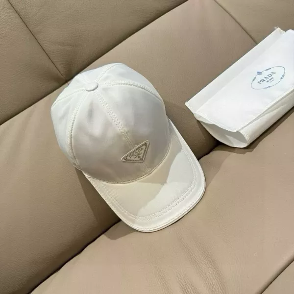프라다 클래식 삼각 로고 볼캡