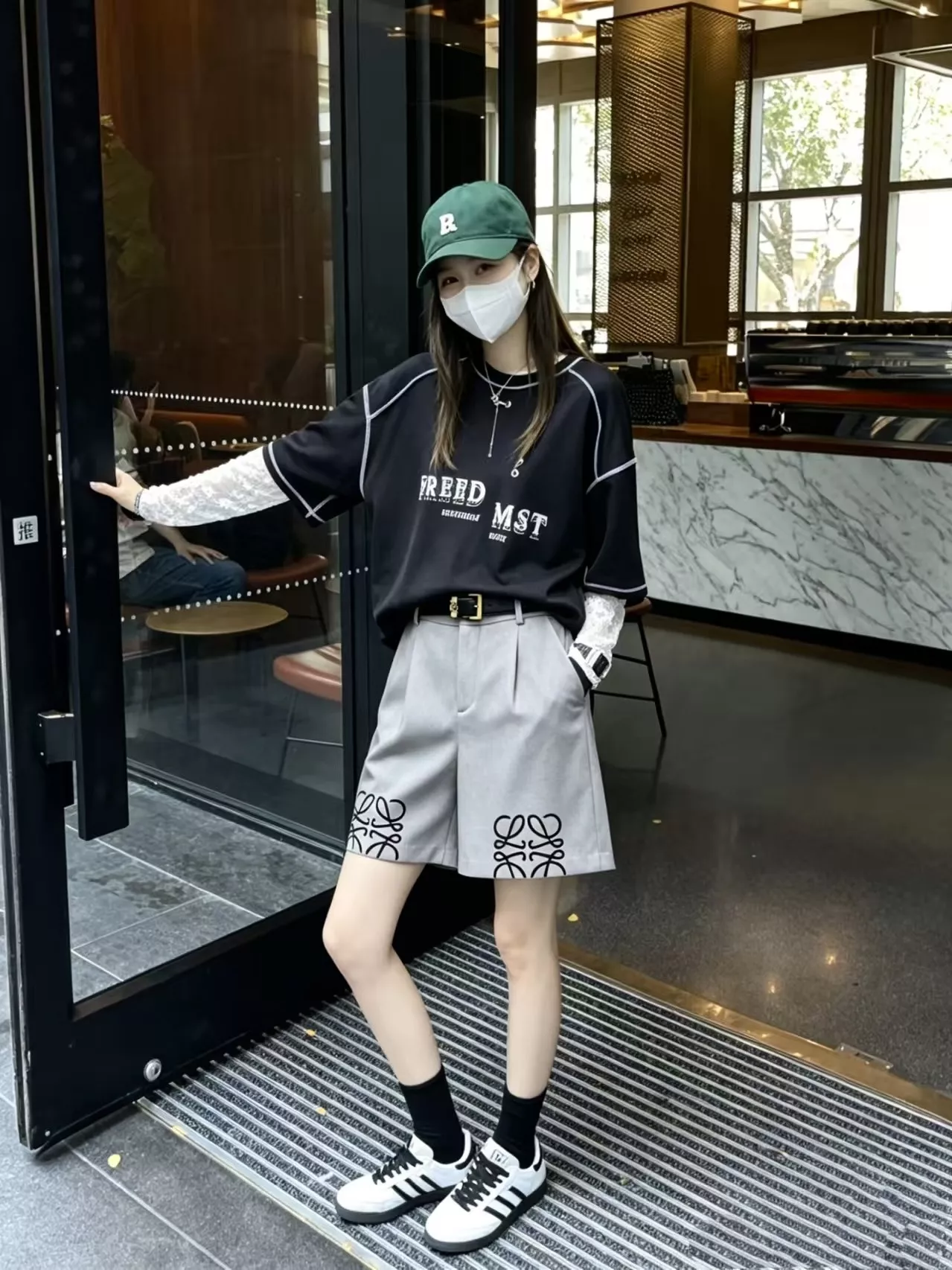 로에베 로고 프린트 버뮤다 쇼츠 상세 이미지 58