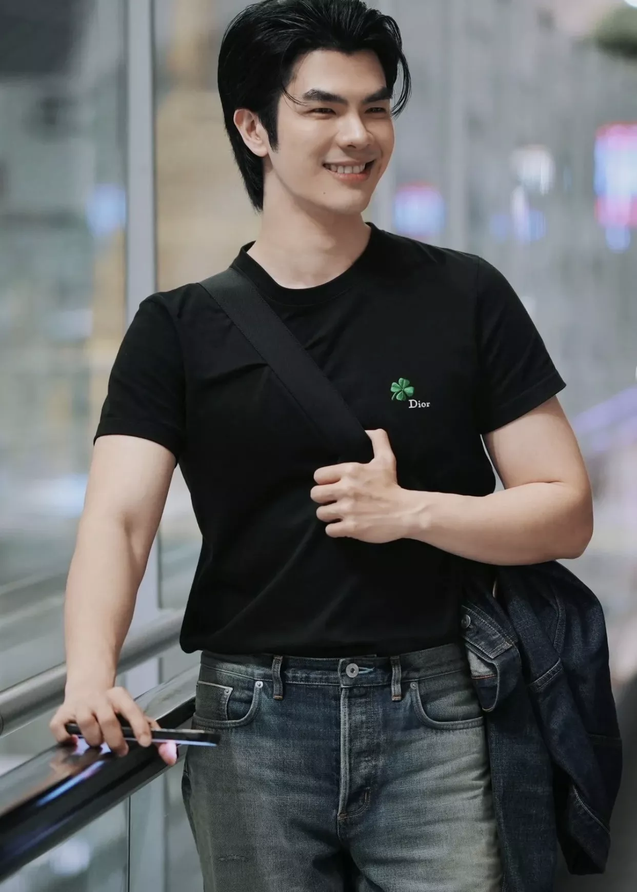 디올 클로버 자수 코튼 반소매 티셔츠 상세 이미지 32