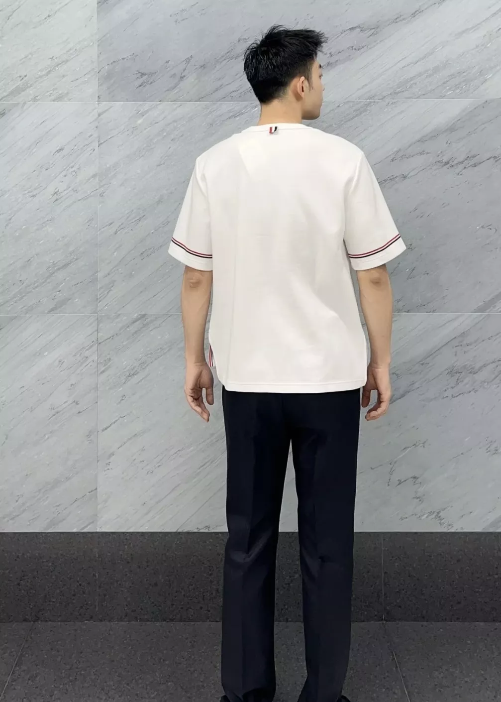 톰브라운 클래식 스트라이프 소매 코튼 반팔 티셔츠 상세 이미지 21
