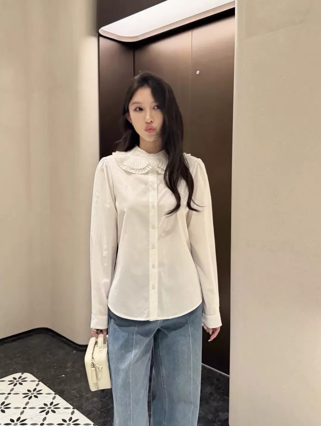 셀린느 프릴 카라 화이트 자수 블라우스 상세 이미지 11