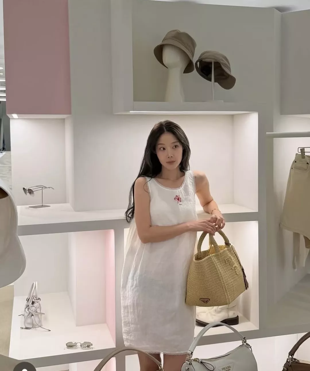 프라다 플라워 자수 포인트 화이트 원피스 상세 이미지 14