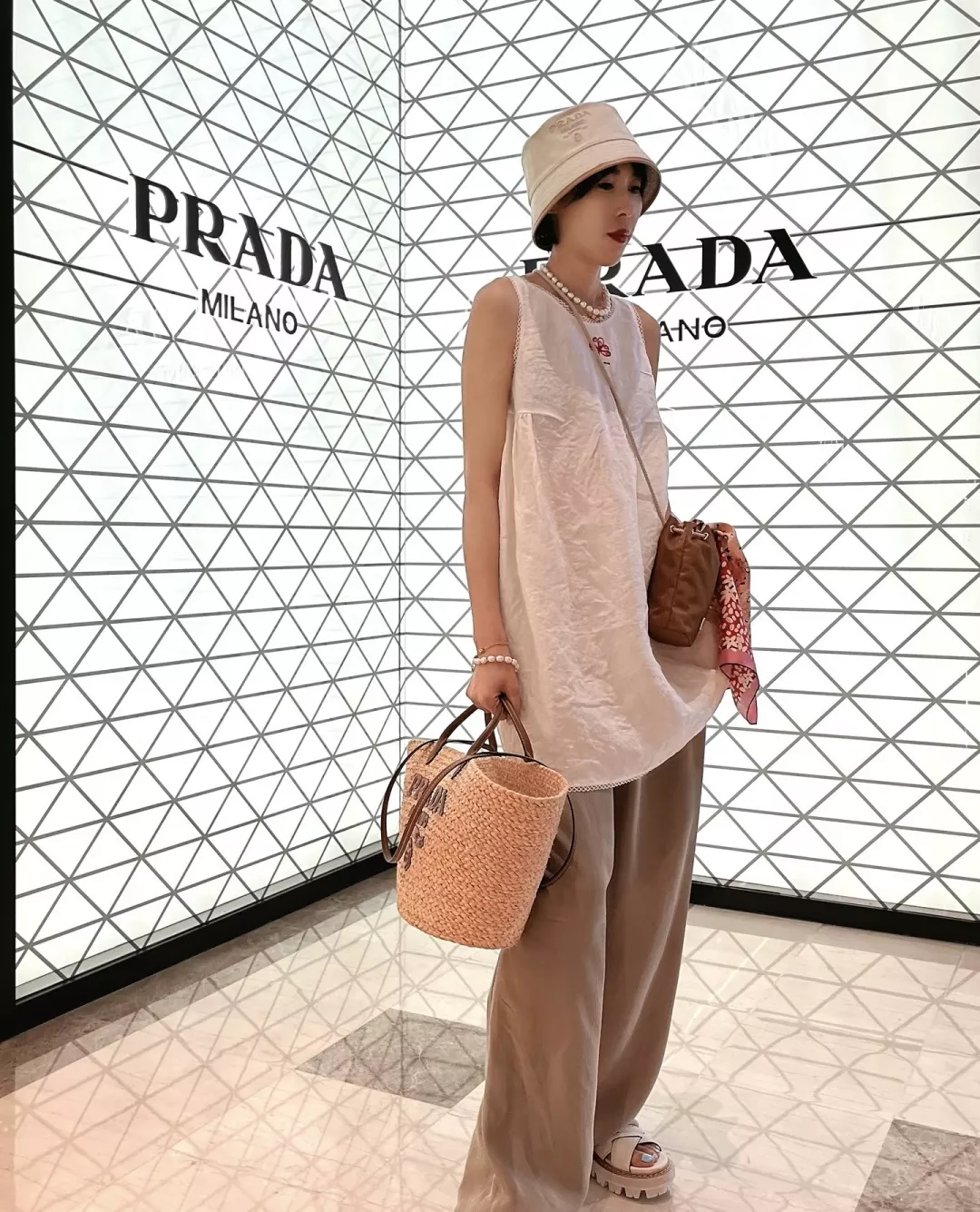 프라다 플라워 자수 포인트 화이트 원피스 상세 이미지 18