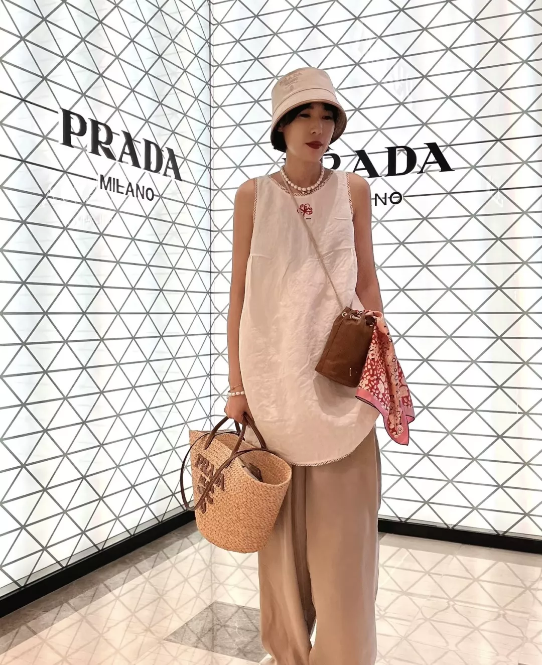 프라다 플라워 자수 포인트 화이트 원피스 상세 이미지 17