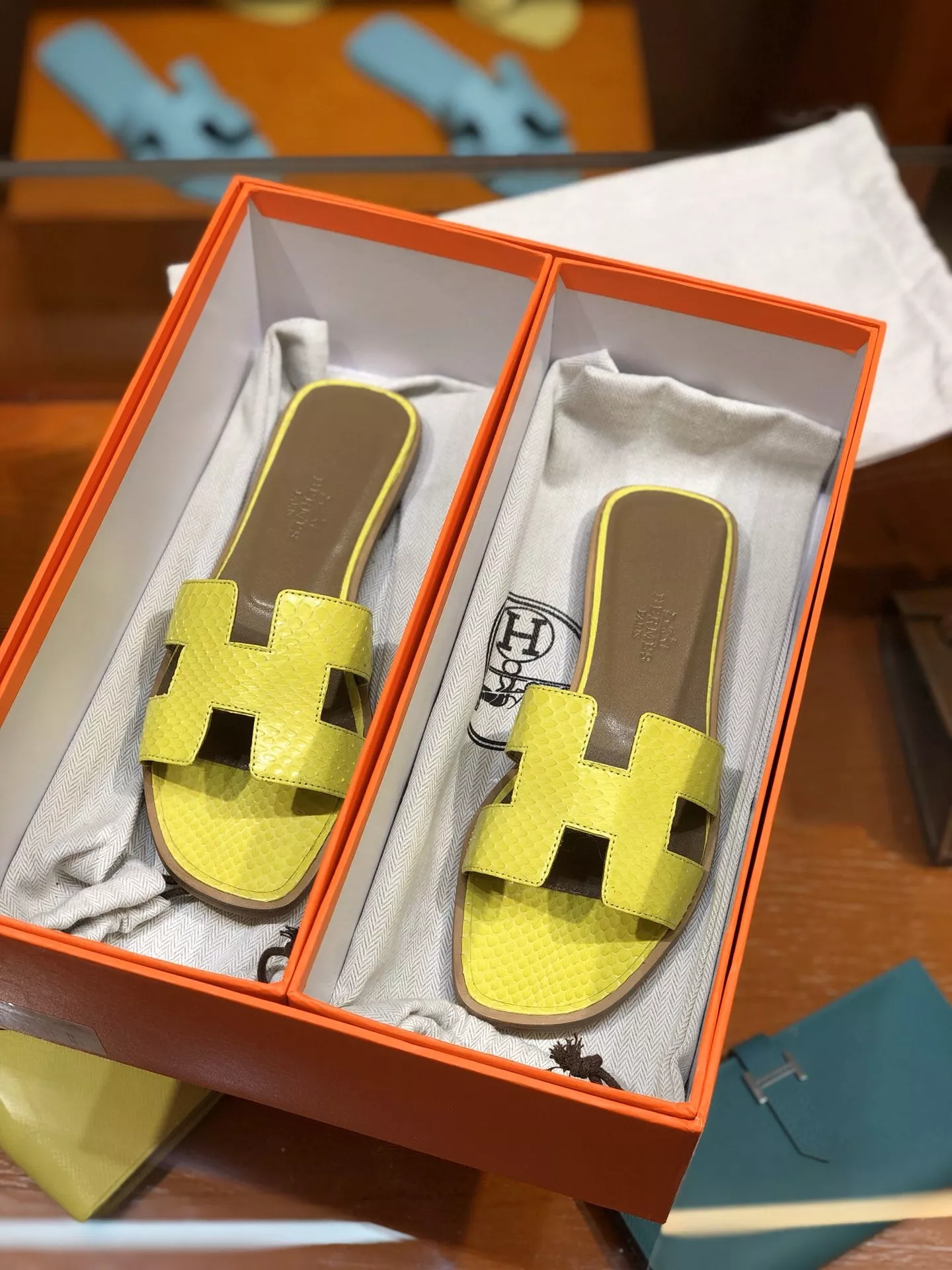 에르메스 파이톤 가죽 H 컷아웃 슬리퍼 상세 이미지 1
