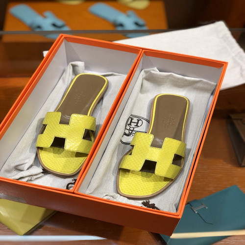 에르메스 파이톤 가죽 H 컷아웃 슬리퍼