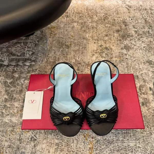 발렌티노 양가죽 스트랩 힐 샌들