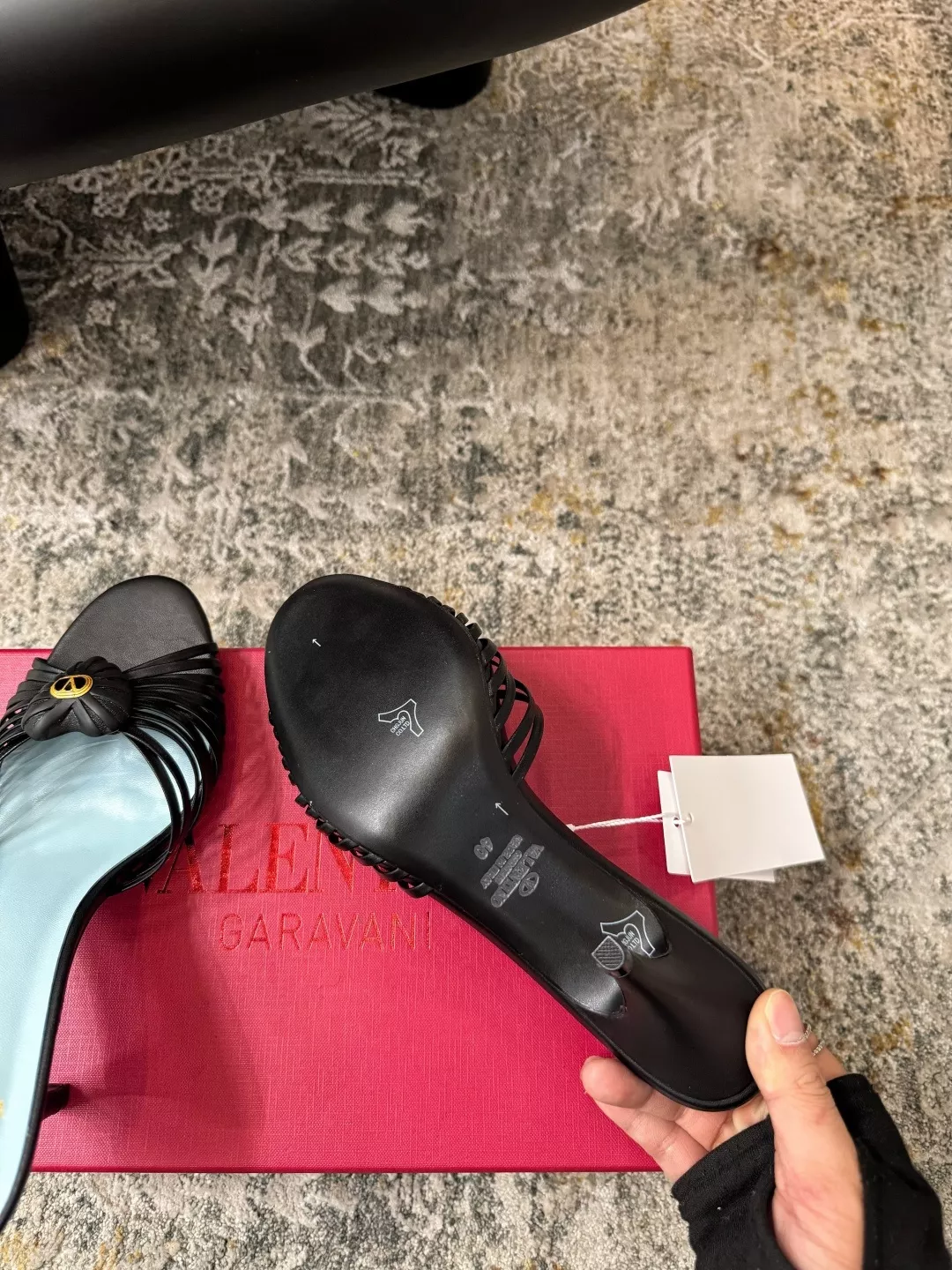 발렌티노 우아한 무드의 가죽 힐 샌들 상세 이미지 6
