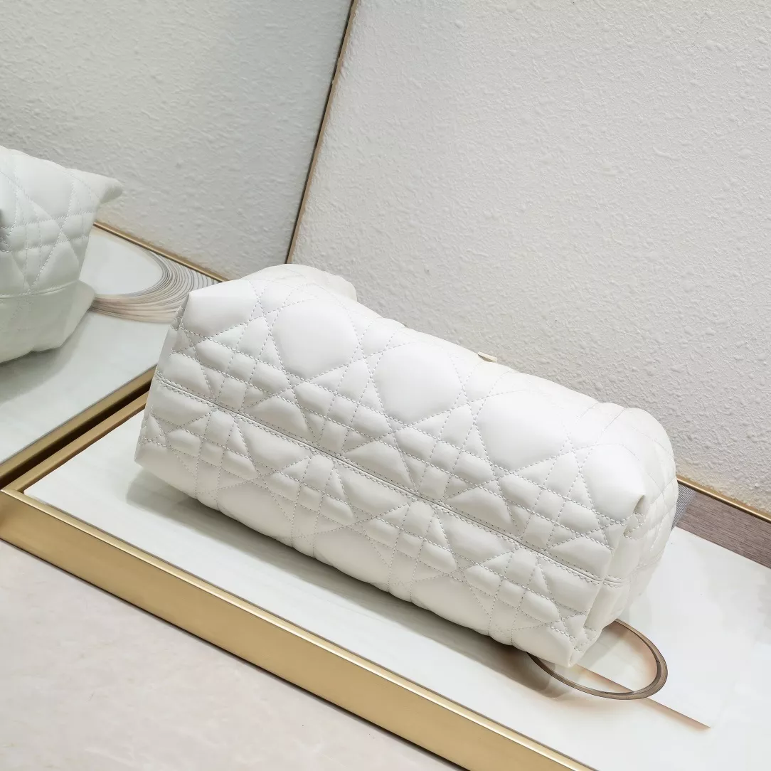 디올 레터 참 장식 퀼팅 토트백 상세 이미지 7