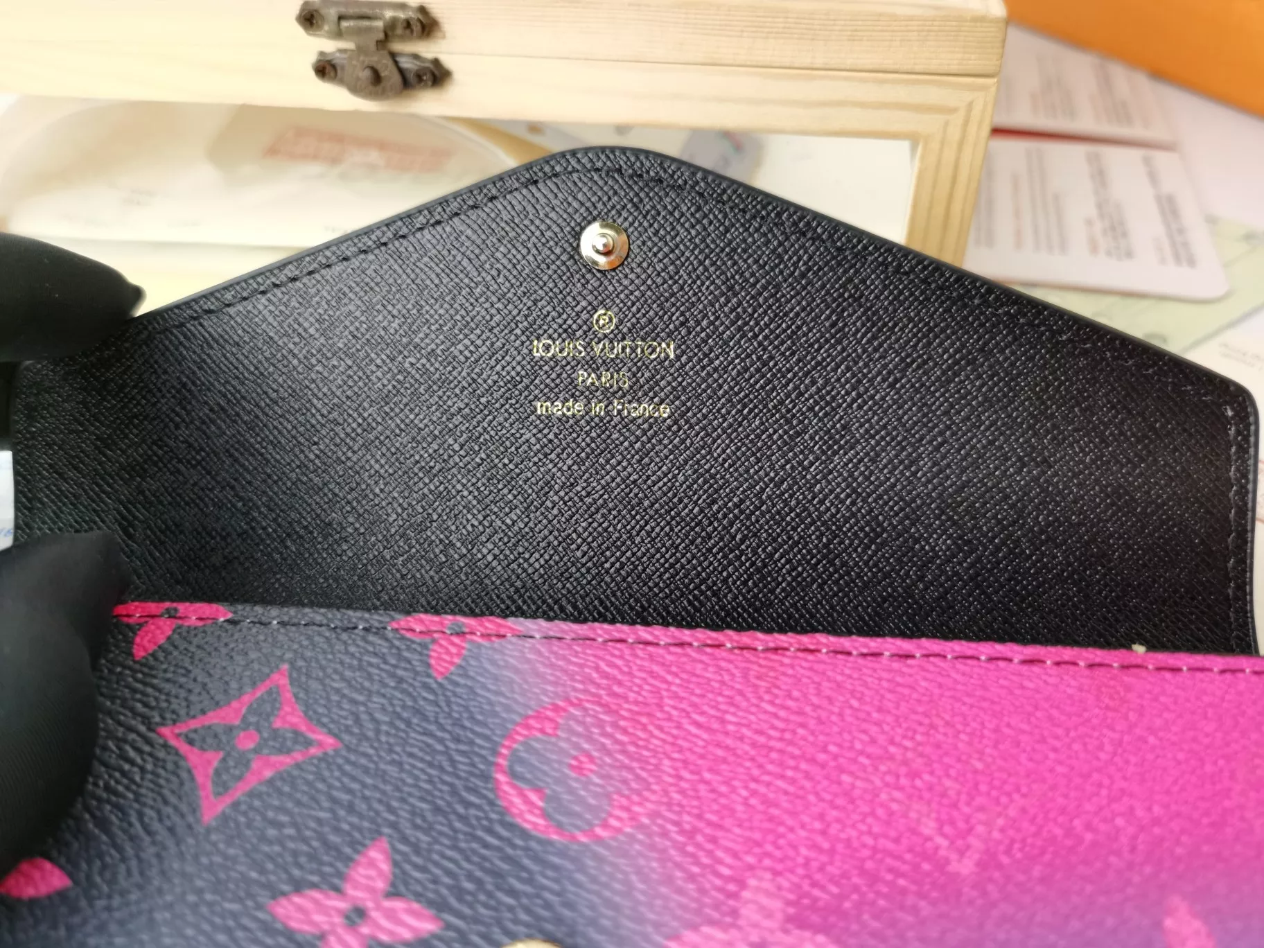 루이비통 그라데이션 모노그램 엔벨로프 지갑 상세 이미지 6
