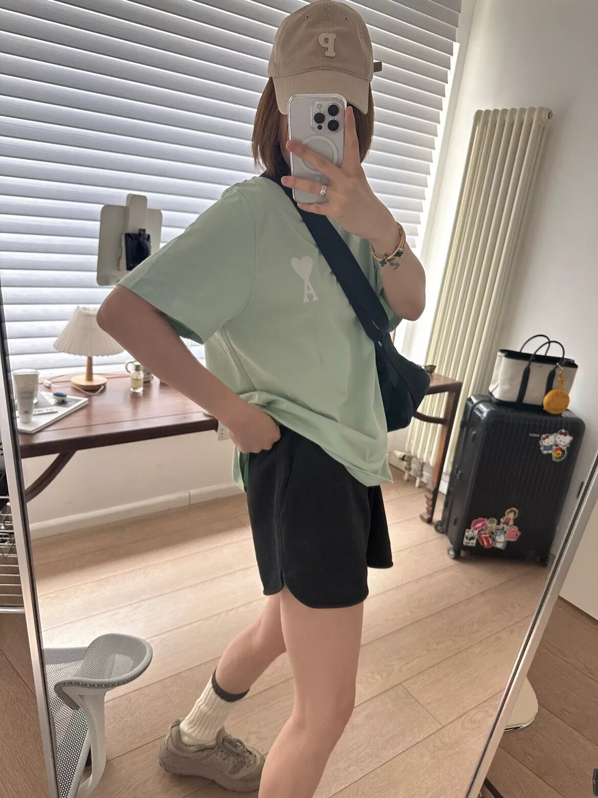 아미 마카롱 실버 화이트 하트 자수 티셔츠 상세 이미지 17