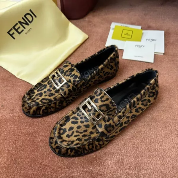 펜디 FF 버클 주름 소가죽 로퍼