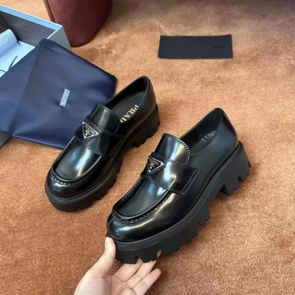 프라다 브러시드 빈티지 카프 레더 로퍼