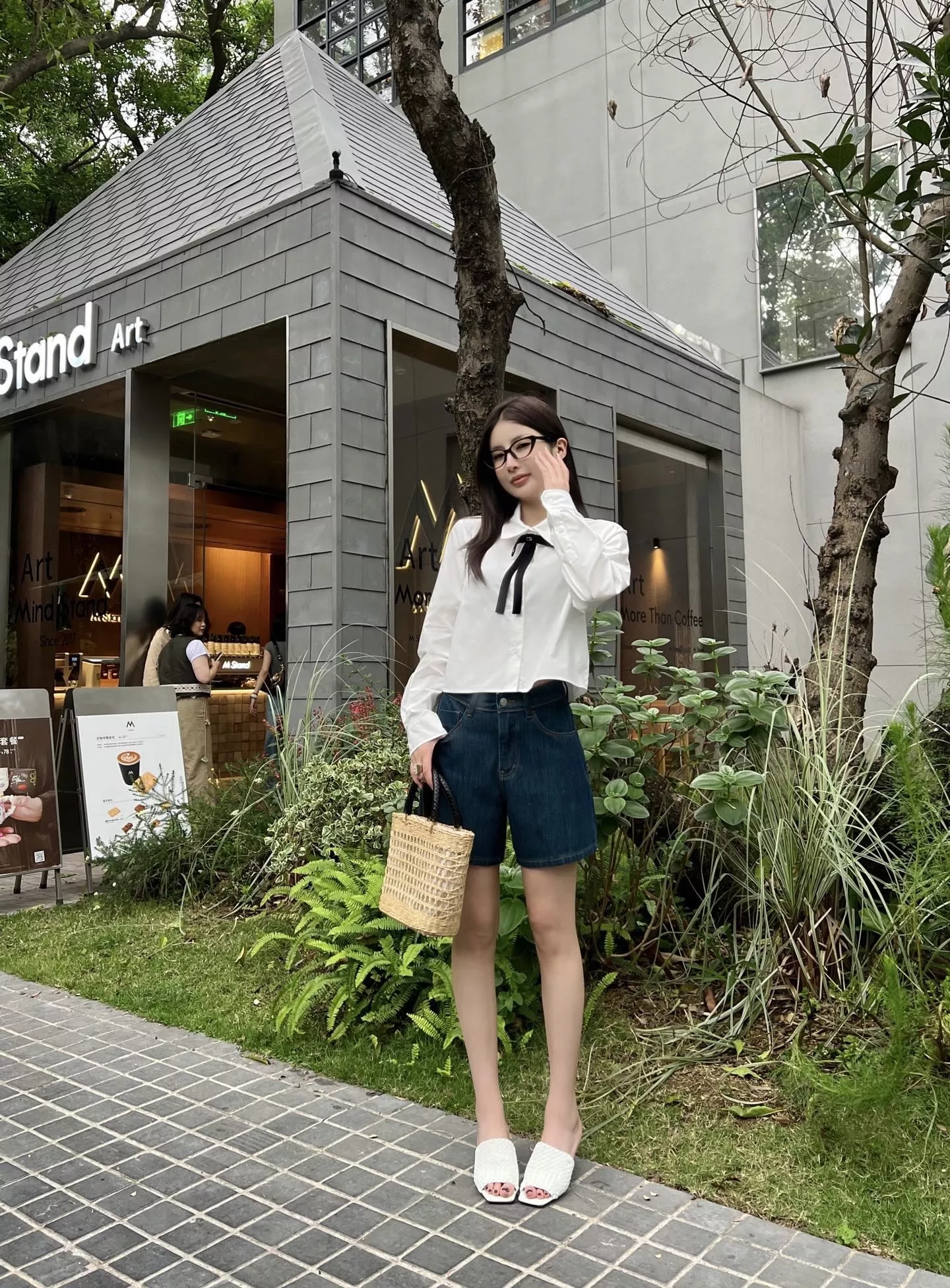 디올 리본 장식 크롭 화이트 셔츠 상세 이미지 16
