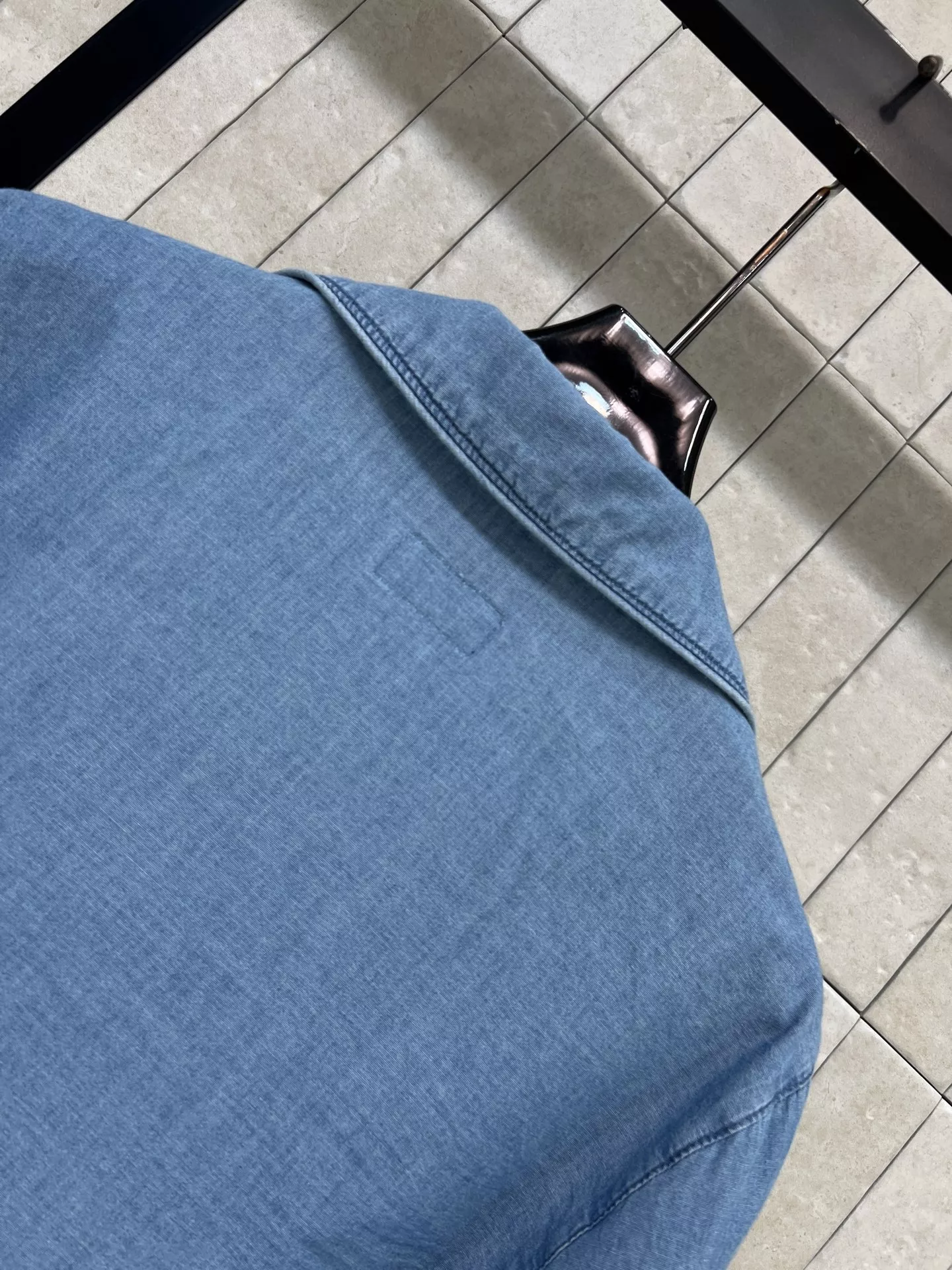 입생로랑 브이넥 롱슬리브 데님 셔츠 상세 이미지 8