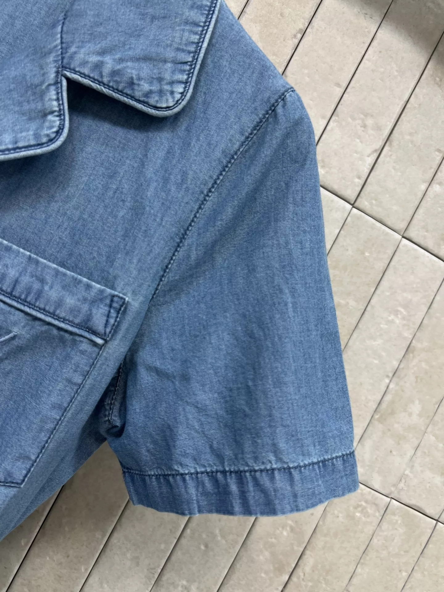 입생로랑 브이넥 반소매 데님 셔츠 상세 이미지 5