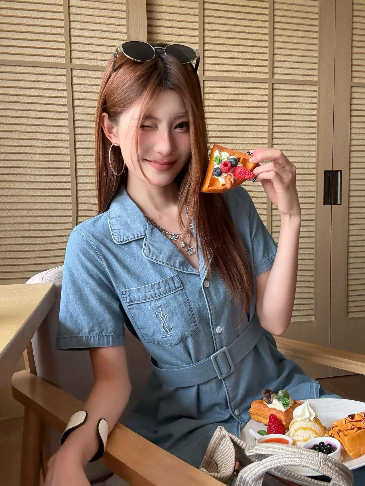 입생로랑 브이넥 반소매 데님 셔츠 상세 이미지 16