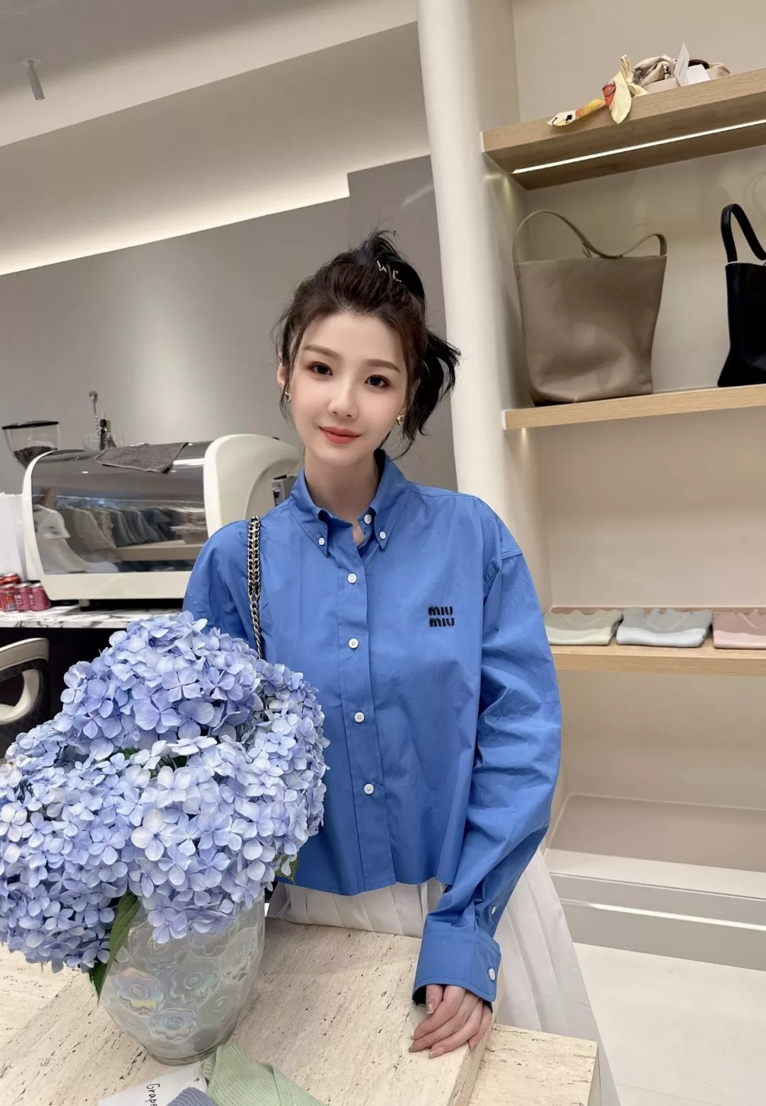 미우미우 레터링 자수 롱 코튼 셔츠 상세 이미지 15