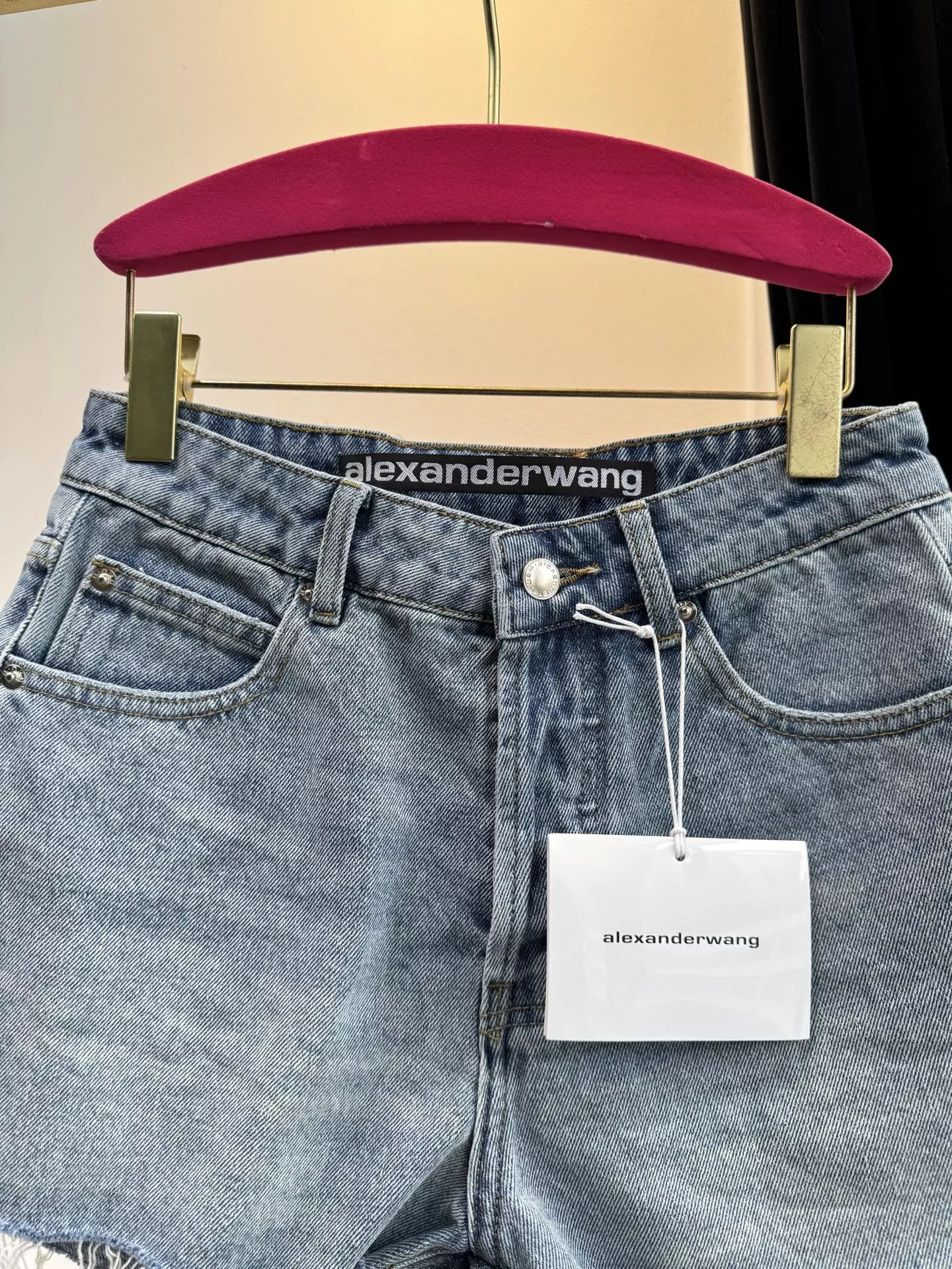 알렉산더왕 로고 엠보싱 워싱 데님 쇼츠 상세 이미지 2