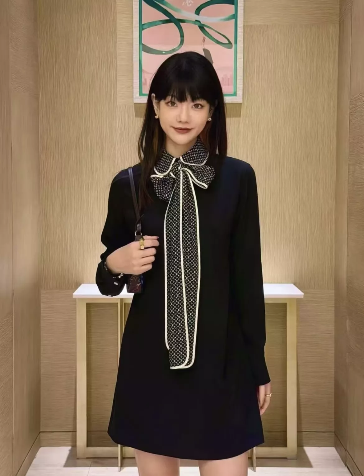 루이비통 모노그램 리본 디테일 실크 원피스 상세 이미지 21