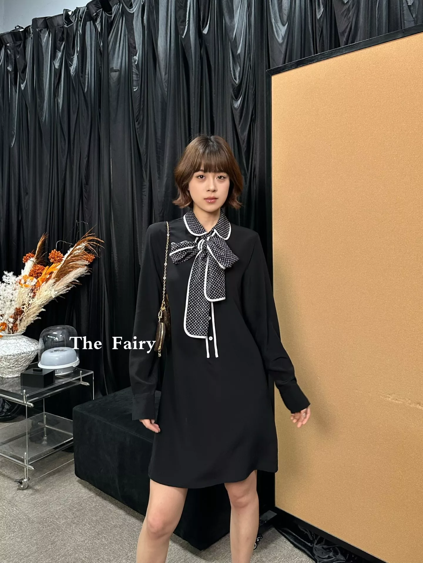 루이비통 모노그램 리본 디테일 실크 원피스 상세 이미지 10