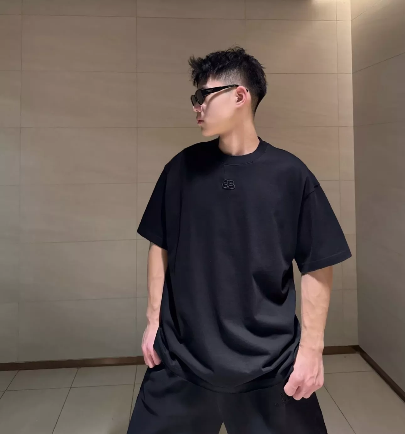 발렌시아가 락 디테일 레터 자수 로고 반소매 상세 이미지 12