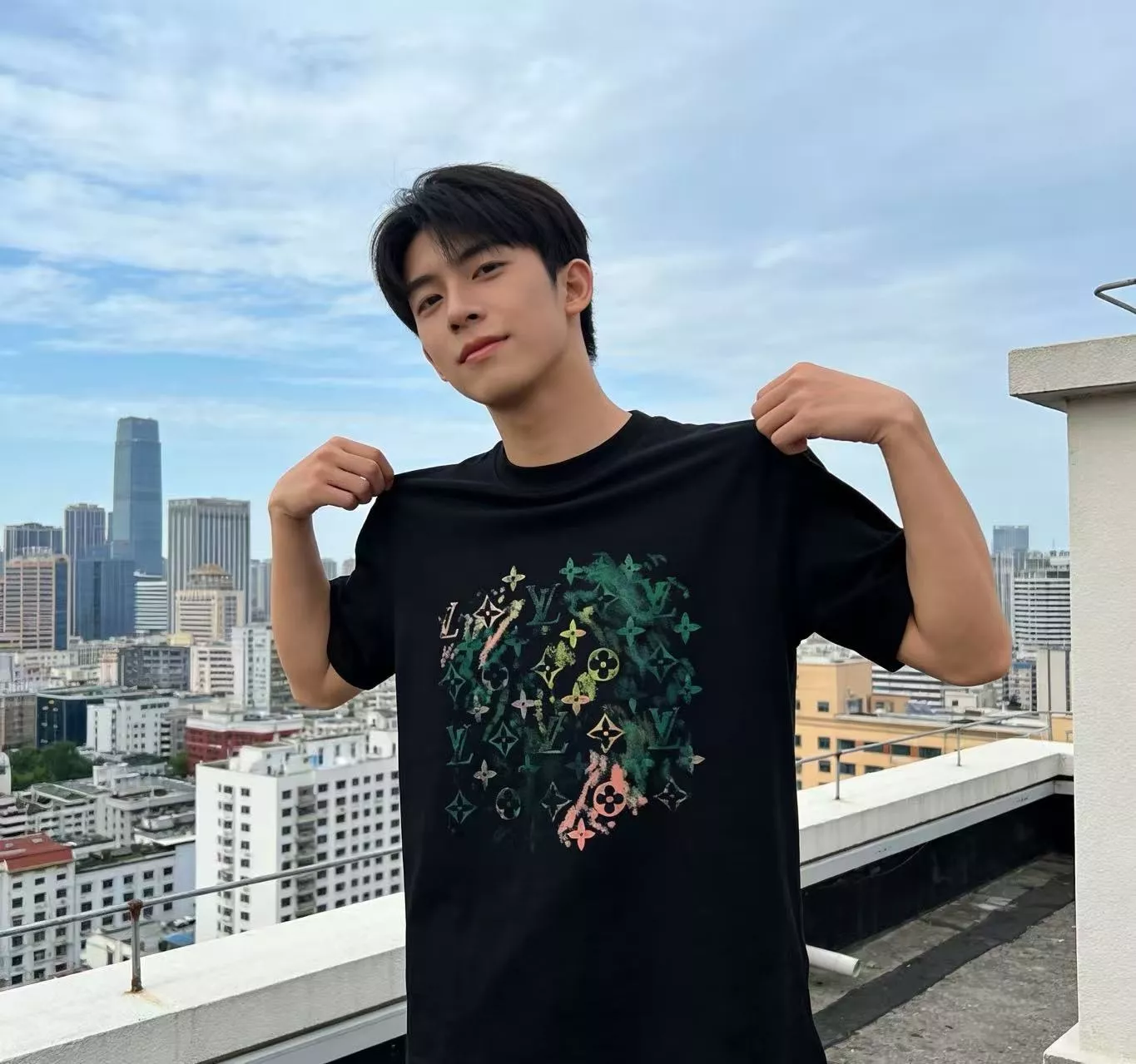 루이비통 그라데이션 모노그램 프린트 반소매 상세 이미지 14
