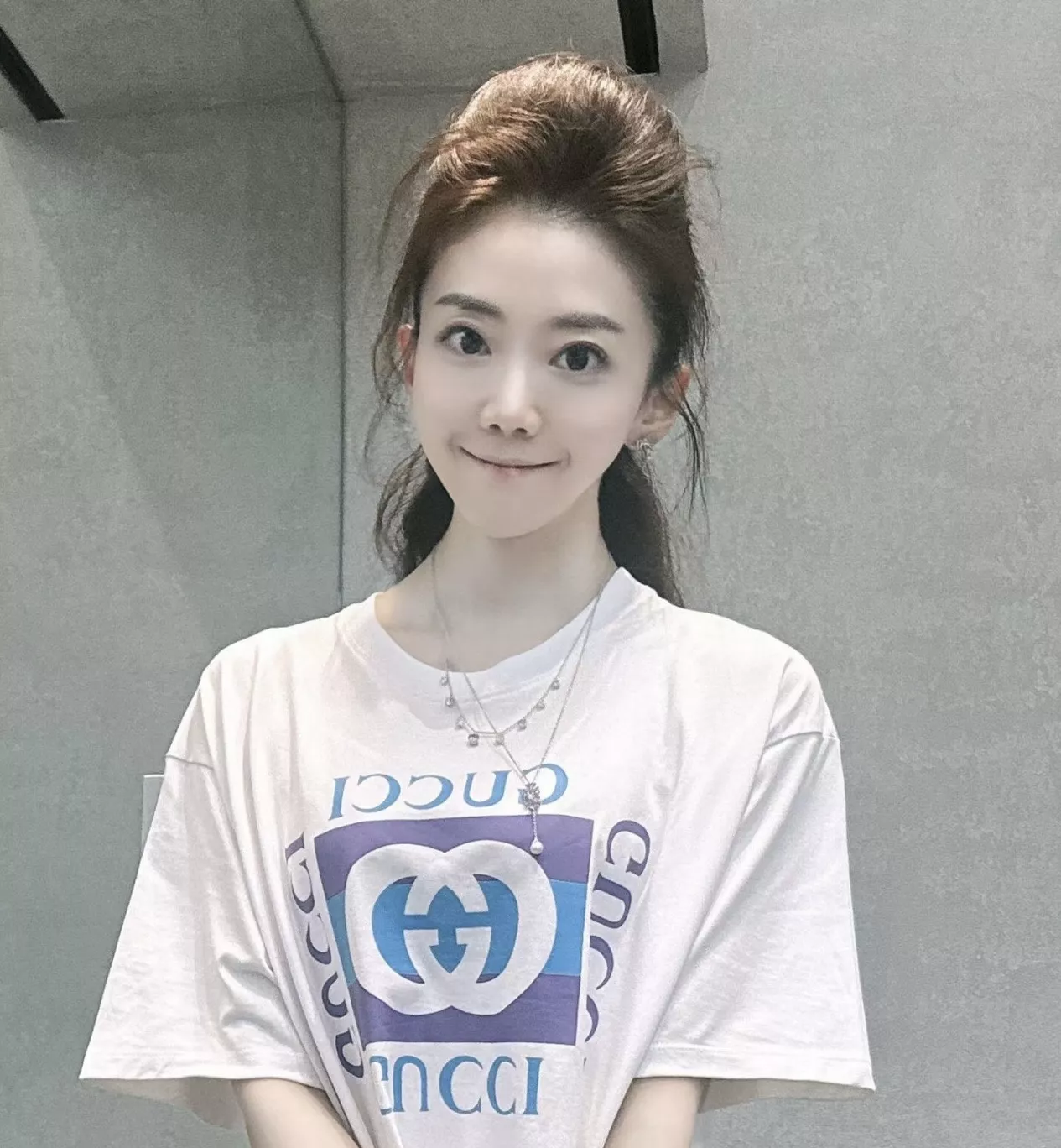 구찌 클래식 사각 로고 프린트 반소매 상세 이미지 17