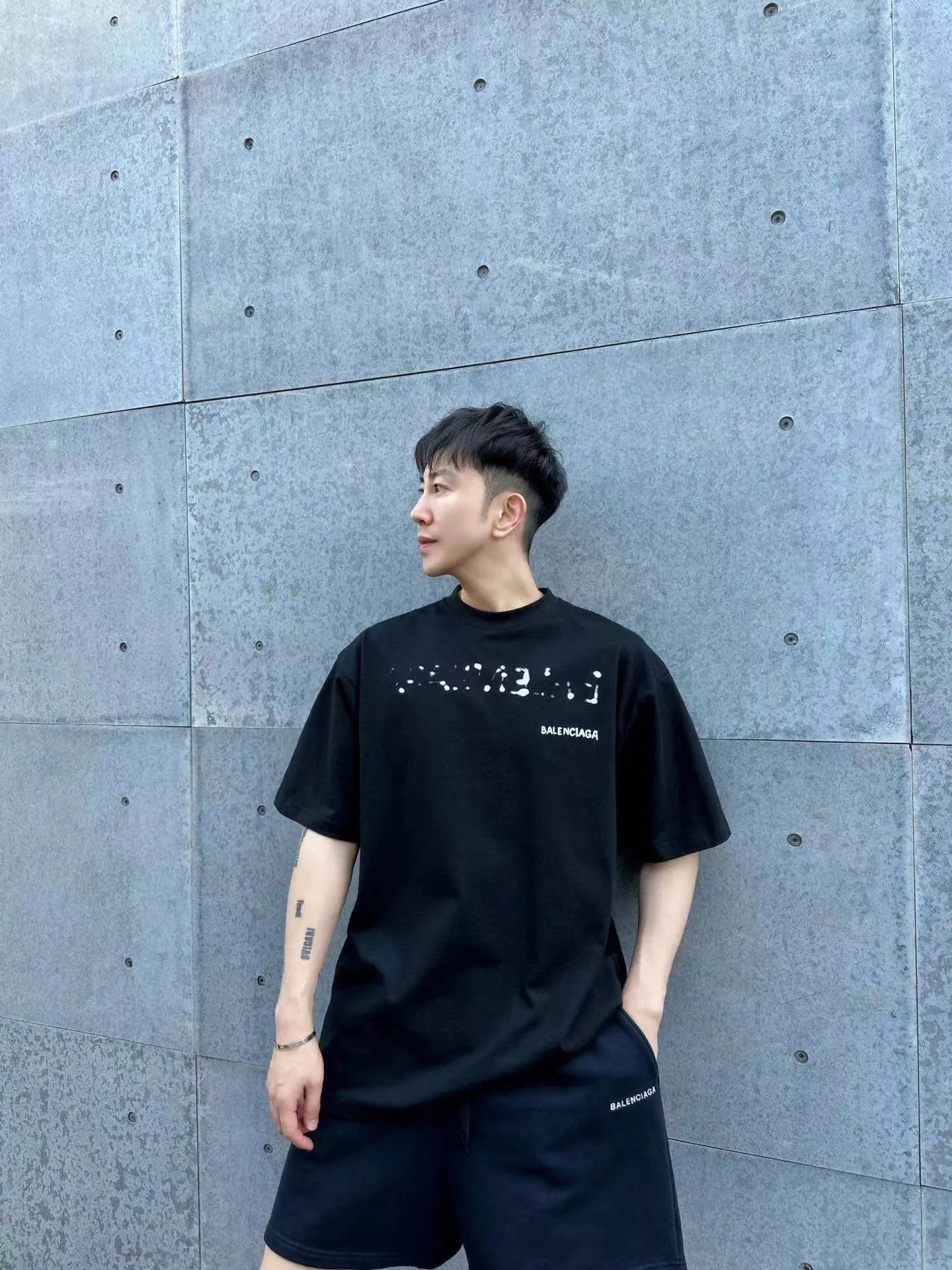 발렌시아가 블러 프린트 드롭숄더 반소매 상세 이미지 19