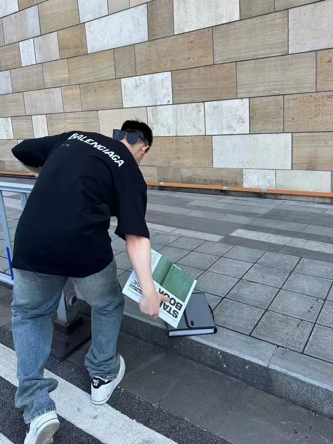 발렌시아가 블러 프린트 드롭숄더 반소매 상세 이미지 16