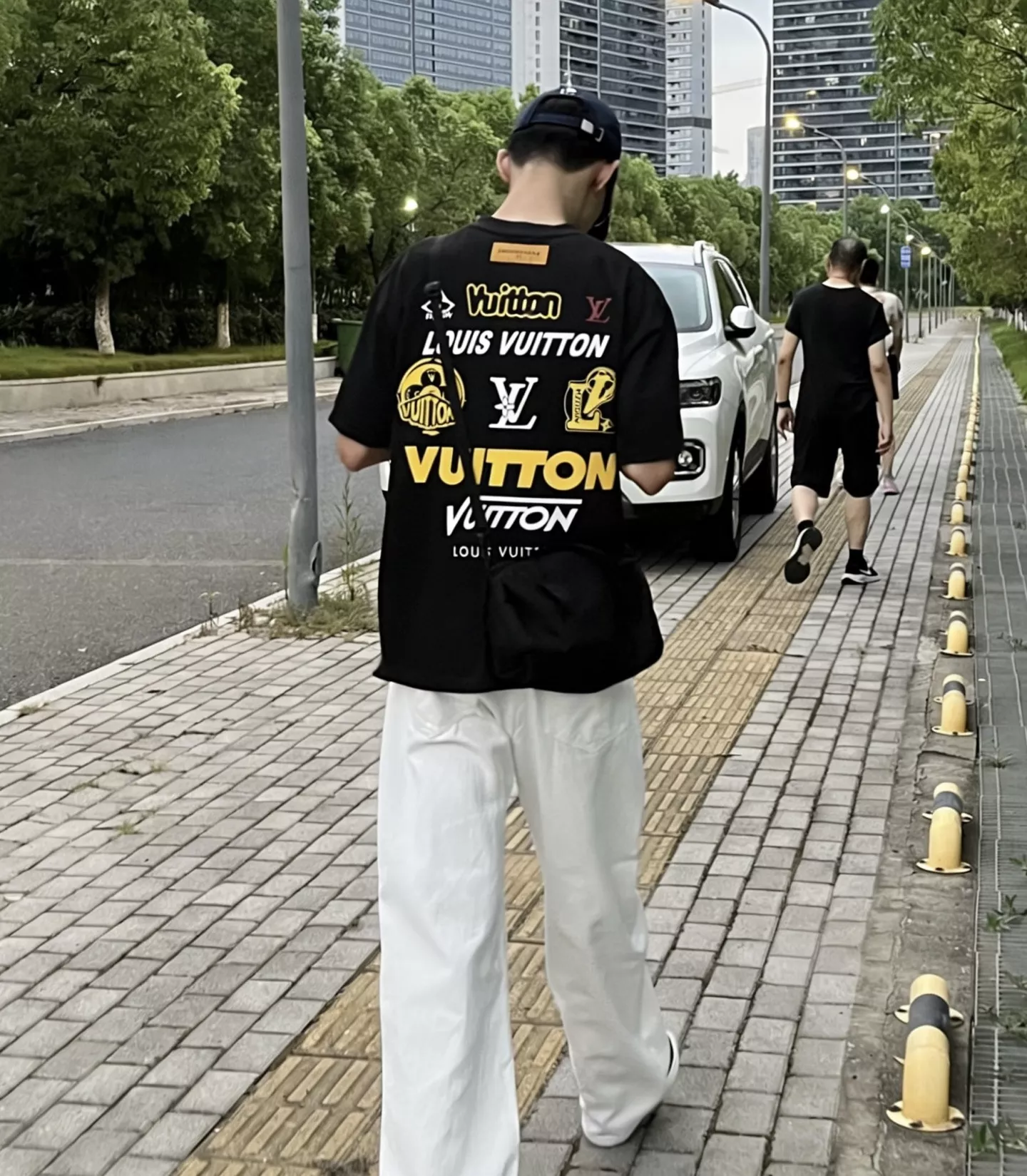 루이비통 전후면 로고 프린트 반소매 상세 이미지 19