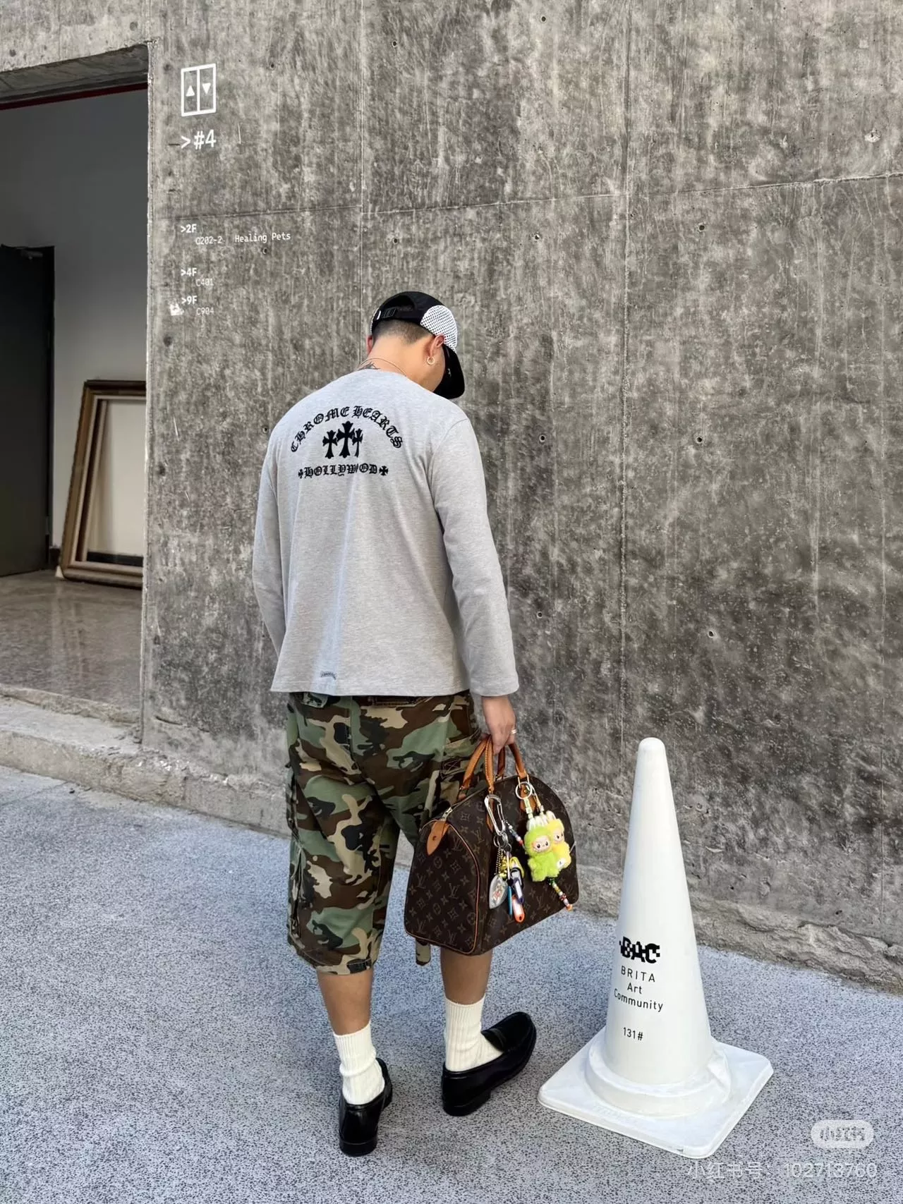크롬하츠 십자가 플록 프린트 롱슬리브 티셔츠 상세 이미지 11