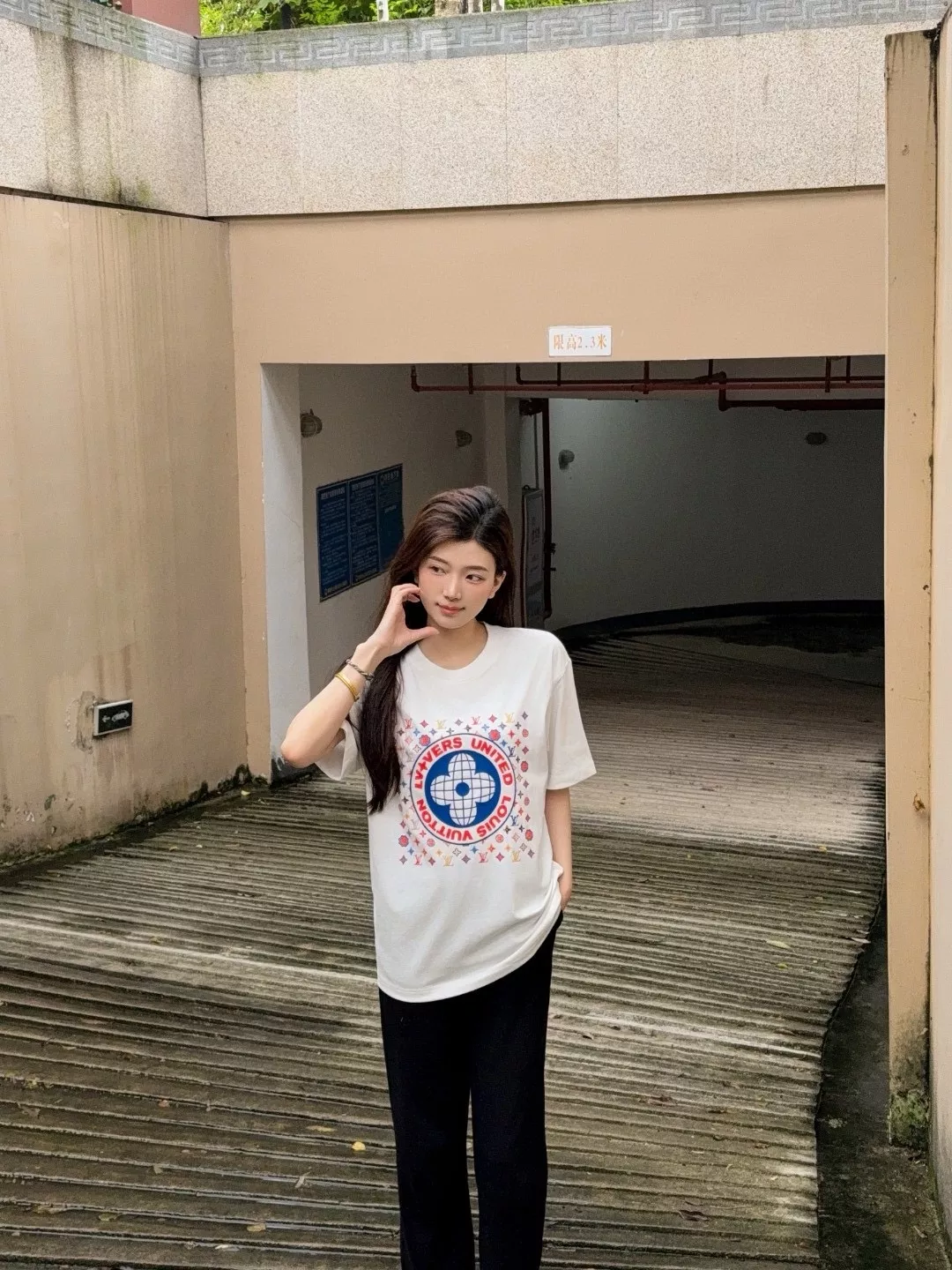루이비통 인쇄 로고 압착 레터링 반소매 상세 이미지 16