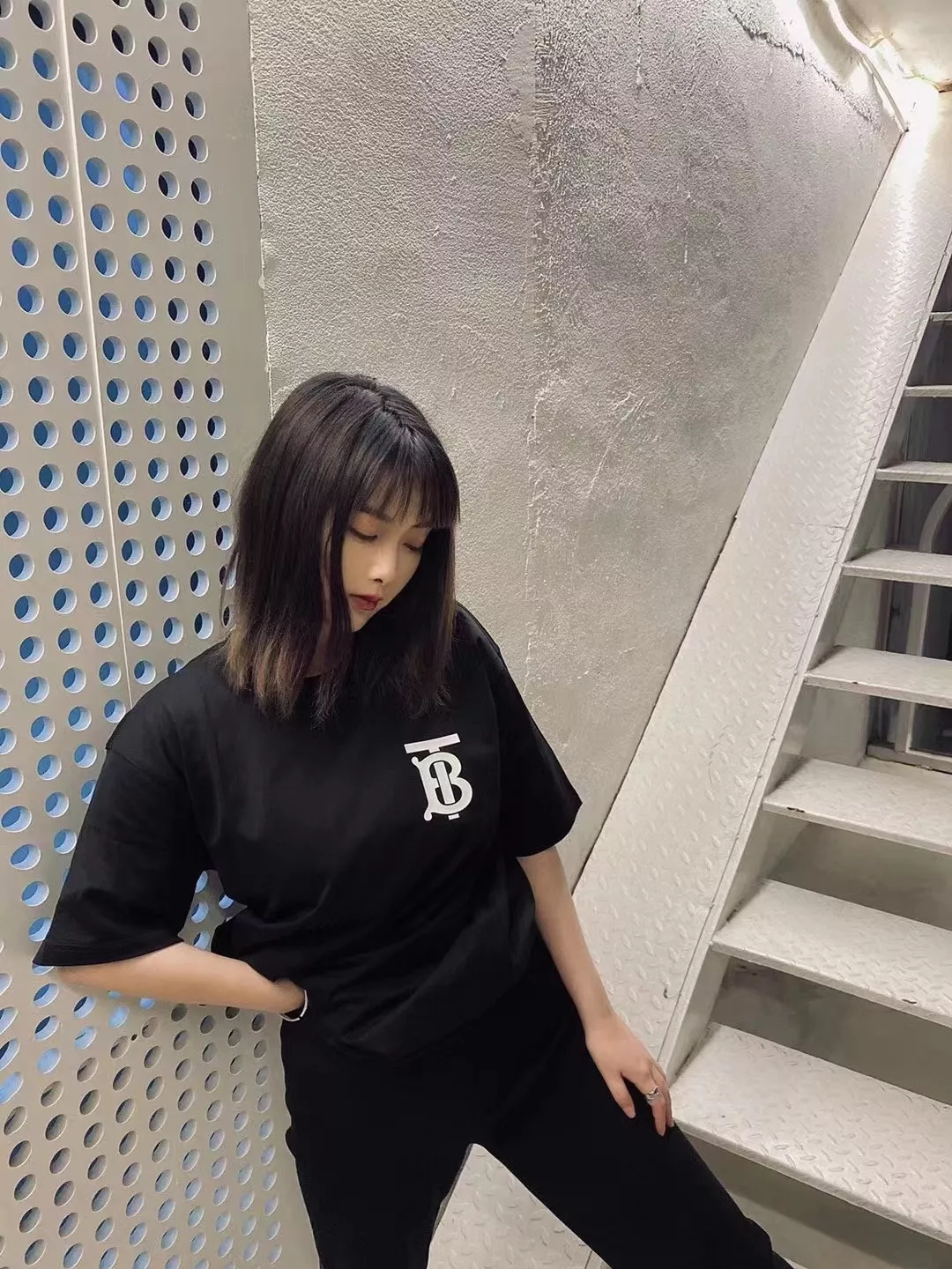버버리 클래식 TB 레터링 반소매 티셔츠 상세 이미지 21