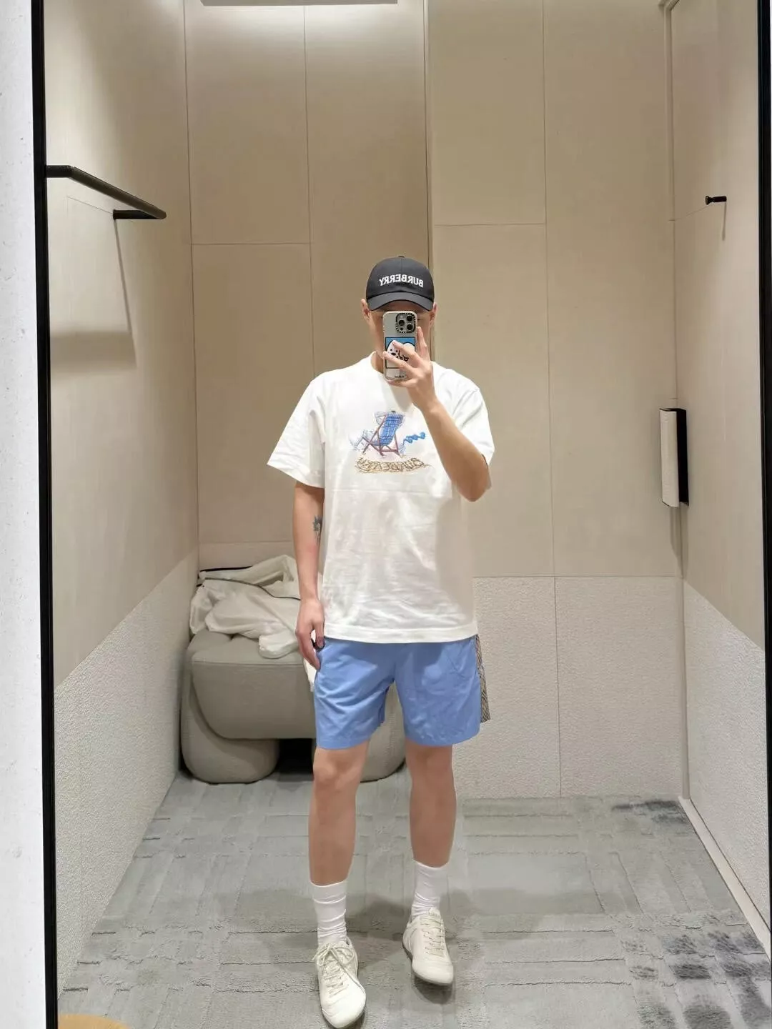 버버리 샌드 나이트 프린트 티셔츠 상세 이미지 22