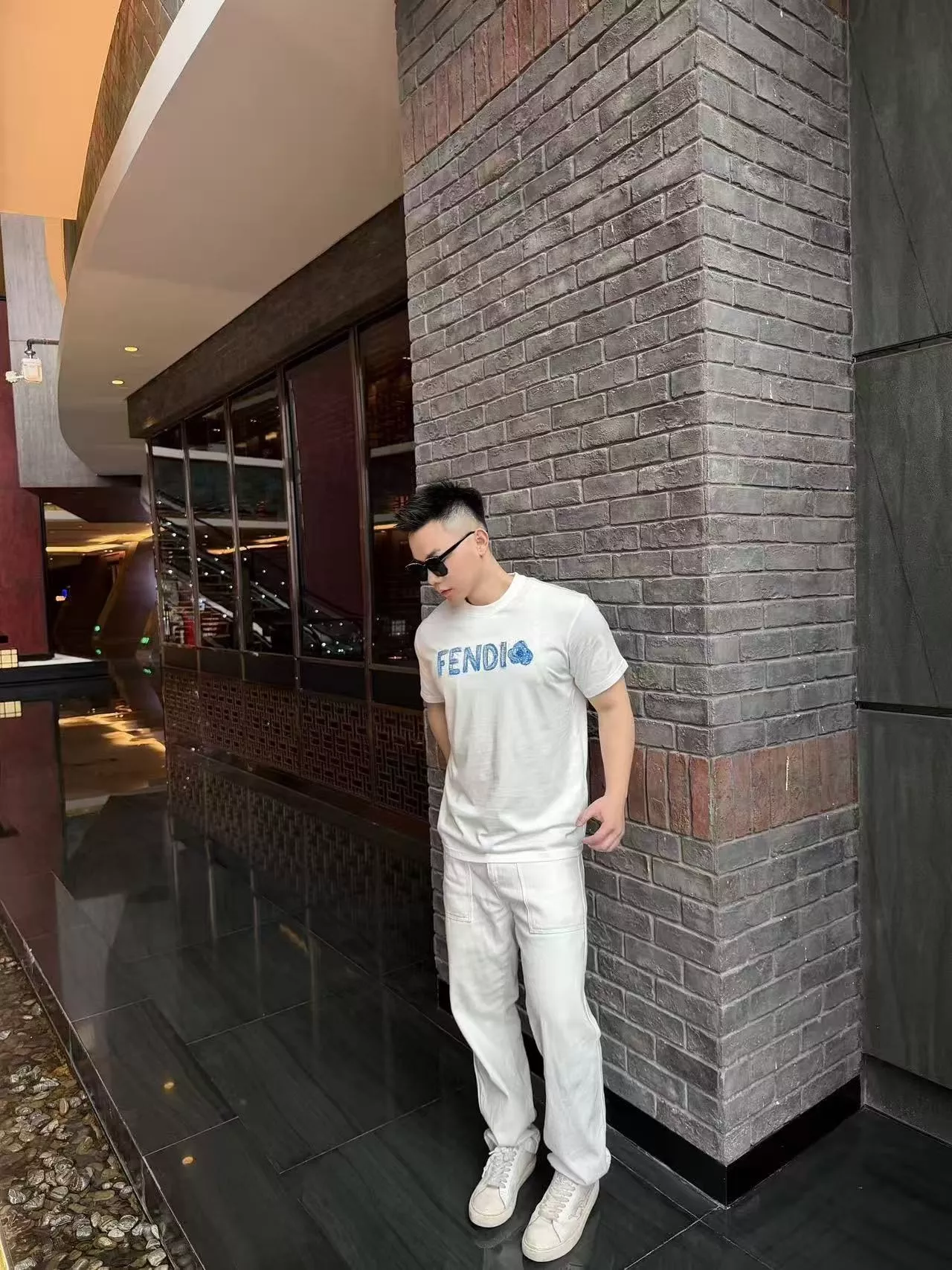 펜디 블루 레터 자수 반소매 티셔츠 상세 이미지 13