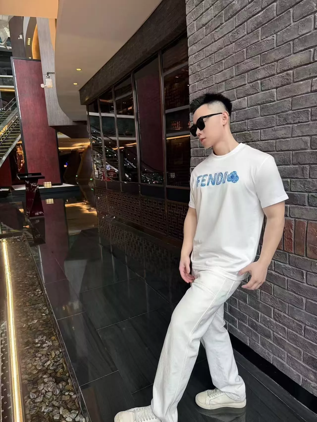 펜디 블루 레터 자수 반소매 티셔츠 상세 이미지 15
