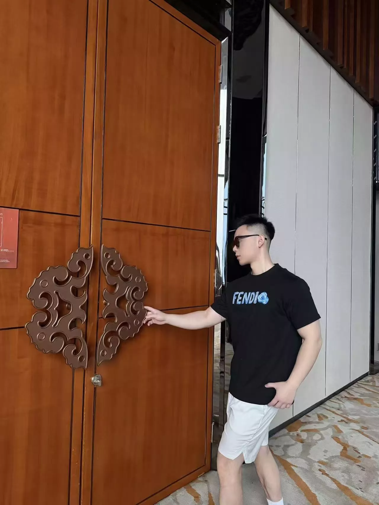 펜디 블루 레터 자수 반소매 티셔츠 상세 이미지 16