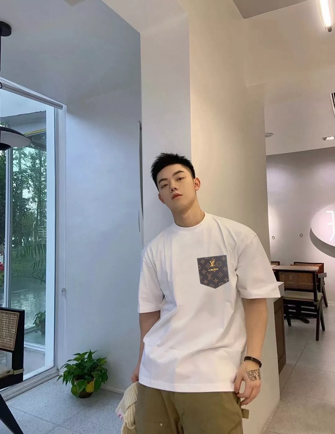 루이비통 모노그램 포켓 반소매 탑 상세 이미지 12