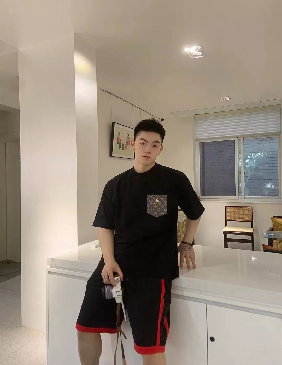 루이비통 모노그램 포켓 반소매 티셔츠 상세 이미지 12
