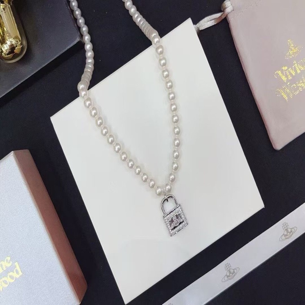 비비안웨스트우드 락 장식 진주 목걸이