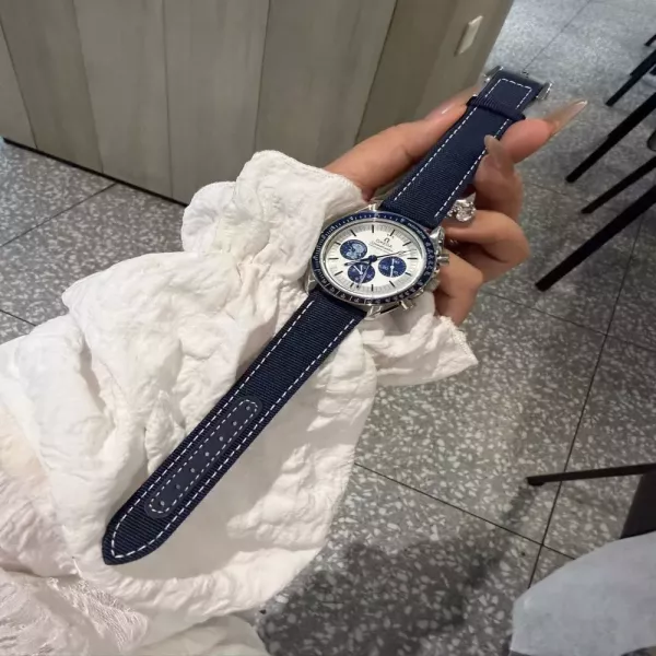 오메가 스누피 50주년 기념 블루 스트랩 워치