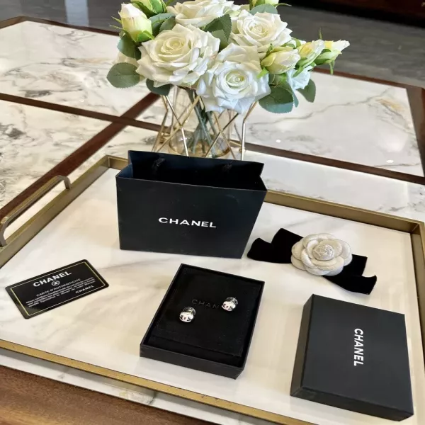 샤넬 클래식 로고 이어 스터드
